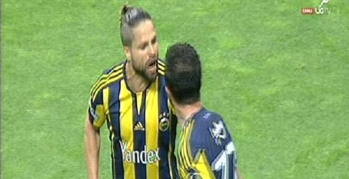 Fenerbahçe'de Gökhan Gönül ve Diego maç içinde tartıştı