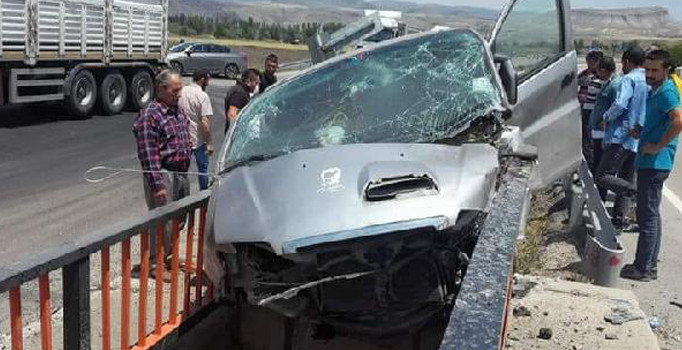 Refüje çarpan otomobil köprüde asılı kaldı: 1 ölü, 3 yaralı