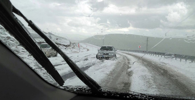 Ardahan, haziran ayında beyaza büründü