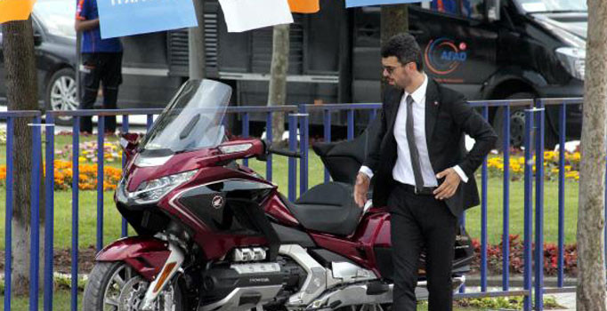 Kenan Sofuoğlu mitinge motosikletle gitti