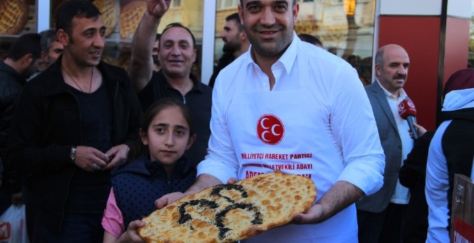 MHP Milletvekili Adayı Adem Yurdigül kendi elleriyle 3 hilalli ramazan pidesi yapıp vatandaşlara dağıttı  (Tekrar)