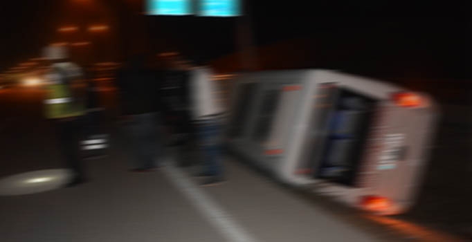 AK Partilileri taşıyan minibüs devrildi: 18 yaralı