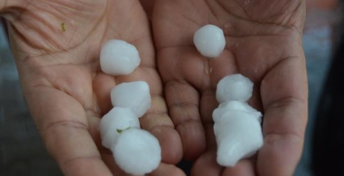 Ağrı'da ceviz büyüklüğünde dolu yağdı