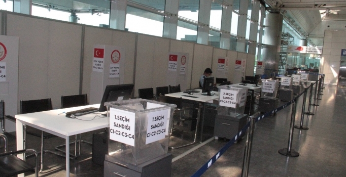 Yurt dışı seçmenlerin Atatürk Havalimanı'nda oy verme işlemi başladı! Genel Seçim 2018