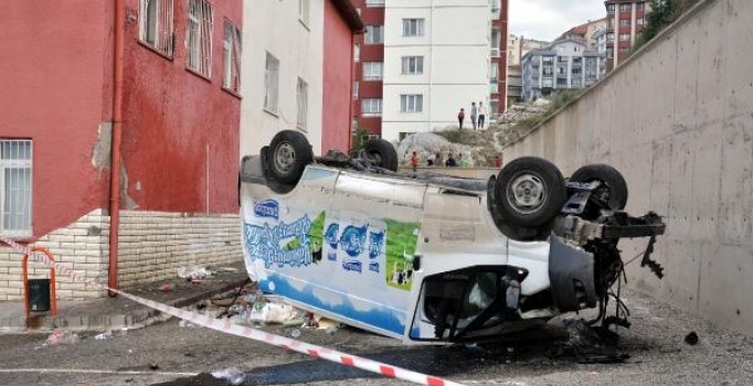Direksiyon hakimiyetini kaybeden minibüs okulun bahçesine uçtu