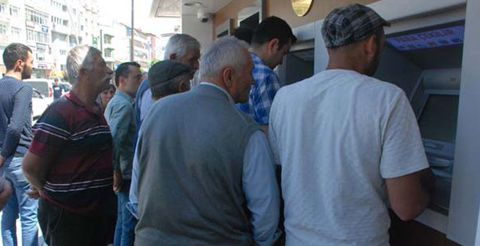 Emekliler bayram ikramiyesi için ATM'lere koştu