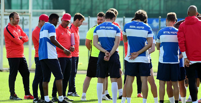 Antalyaspor Teknik Direktörü Jose Morais'ten esprili Sneijder cevabı