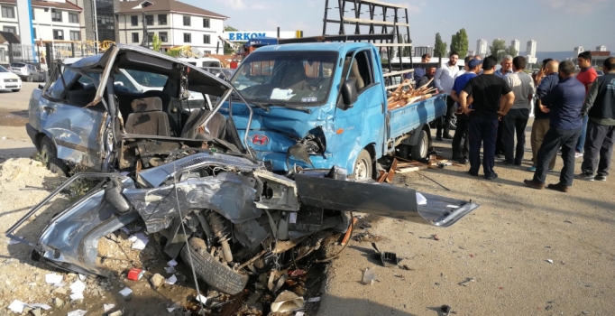 Mucize kurtuluş! Hurdaya dönen araçtan sağ çıktı