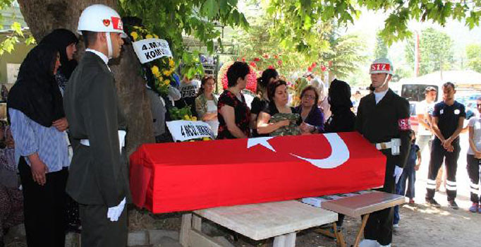 Kalp krizinden ölen astsubay, toprağa verildi