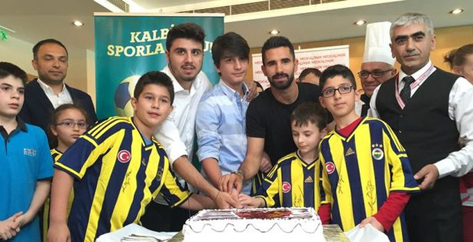 Fenerbahçeli futbolcular Alper Potuk ve Ozan Tufan'dan anlamlı ziyaret
