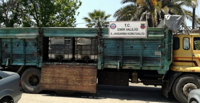 İzmir'de kaçak madeni yağa 3 gözaltı
