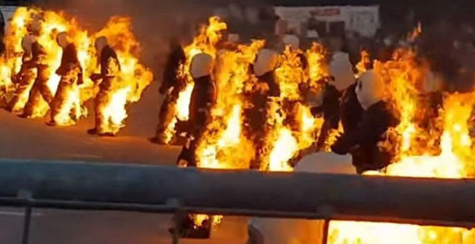 Rekor bir adım ileri taşındı! 32 kişi aynı anda kendini ateşe verdi