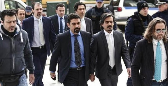 Yunan gazetesi 8 darbecinin kışlada korunduğunu iddia etti