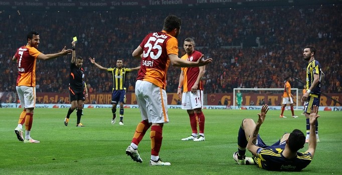 Galatasaray ve Fenerbahçe derbi maçta yaşanan olaylar nedeniyle PFDK'ya sevk edildi