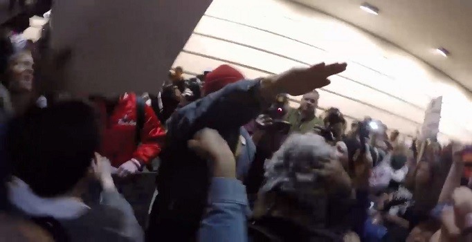 Donald Trump'un Pittsburgh'daki mitinginde taraftarı Nazi selamı verdi