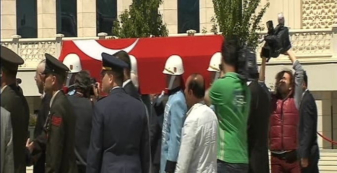 Evren'in namazı kılınırken "Haram olsun" sesleri