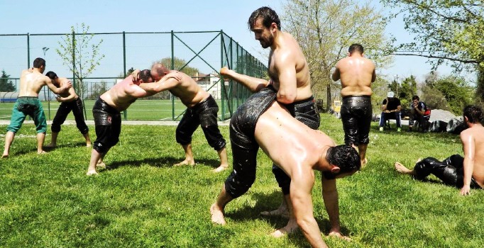 Er meydanlarının genç ismi Semih Sancar bir koltukta üç karpuz taşıyor...