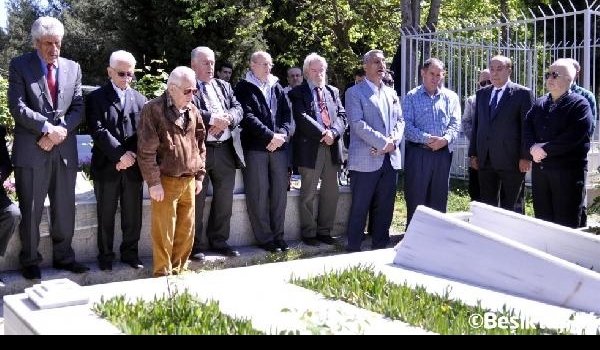 Beşiktaş'ın efsane isimlerinden Hakkı Yeten ölüm yıl dönümünde mezarı başında anıldı