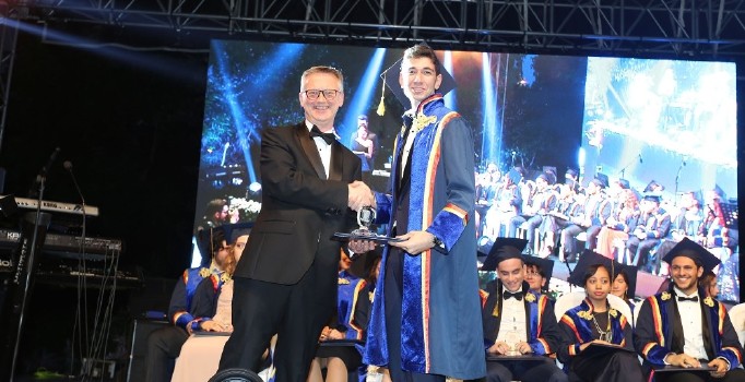 Tarabya İngiliz Okulları’nın mezuniyet töreni gerçekleşti