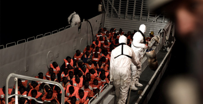 Avrupa'nın büyük utanç: 1400'ü aşkın göçmen Akdeniz'de bekletiliyor