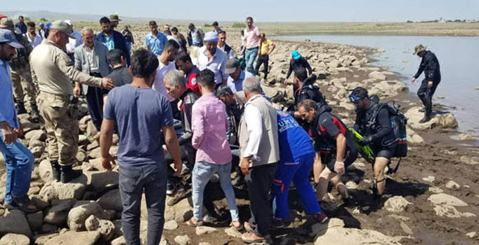 Diyarbakır da iki kuzen serinlemek için girdikleri gölette boğuldu