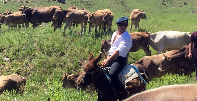 Nusret köyünde eşeğe bindi, sosyal medya yıkıldı