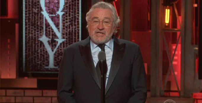 Robert De Niro sahnede Trump'a küfür etti