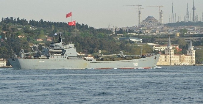 Rus savaş gemisi İstanbul Boğazı'ndan geçti