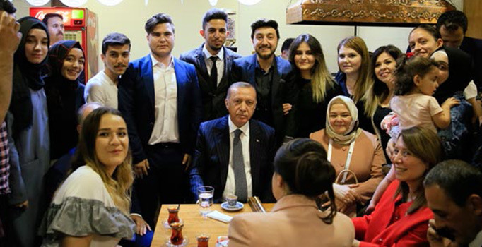 Cumhurbaşkanı Erdoğan'dan 'kıraathane' ziyareti