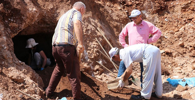 İnşaat kazısında insan kemikleri ve sikke bulundu
