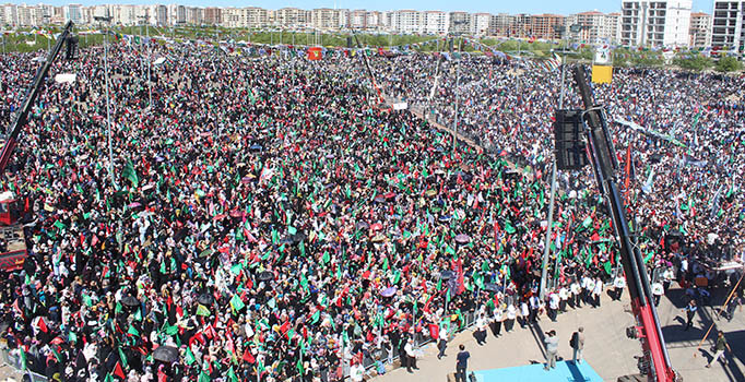 Diyarbakır'da 'Kutlu Doğum Haftası' programına yoğun katılım