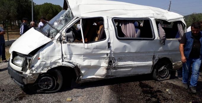 Manisa'da feci kaza: 2 ölü, 8 yaralı