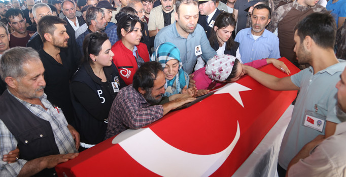 Şehit PÖH'ün annesi yürekleri dağladı: Açın kuzumu bir kez daha göreyim