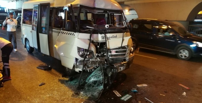 İstanbul'da minibüs halk otobüsüne çarptı: 10 yaralı