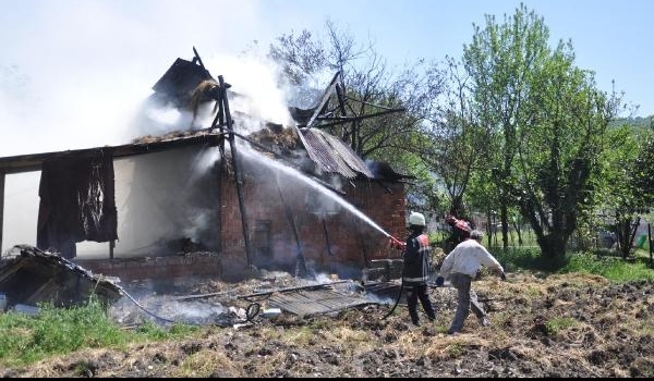 Sakarya'da bahçede yakılan otlar samanlığı yaktı