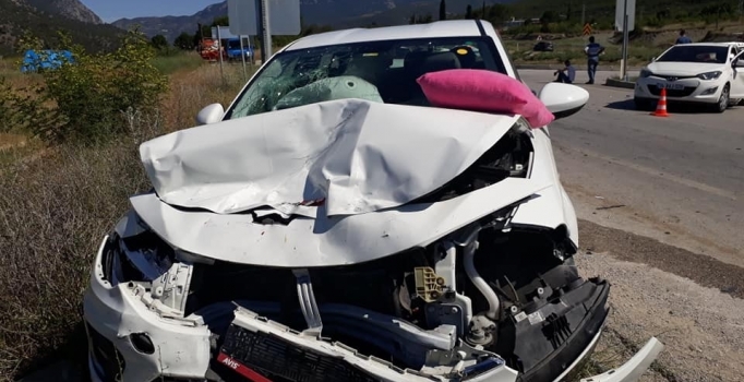 Çorum'da iki otomobil kavşakta çarpıştı: 8 yaralı