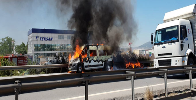 Son dakika! TEM Otoyolu'nda minibüs trafiği felç etti