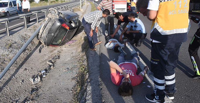 Bariyerlere çarpan otomobil ters döndü: 4 yaralı