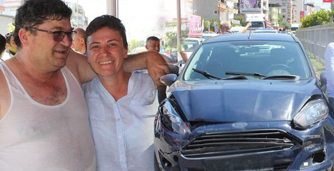 Seyir halindeki TIR'a 3 defa çarptı sonra hatıra fotoğrafı çektirdi