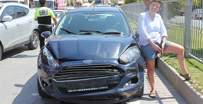 Önündeki tıra 3 defa çarptı sonra hatıra fotoğrafı çektirdi