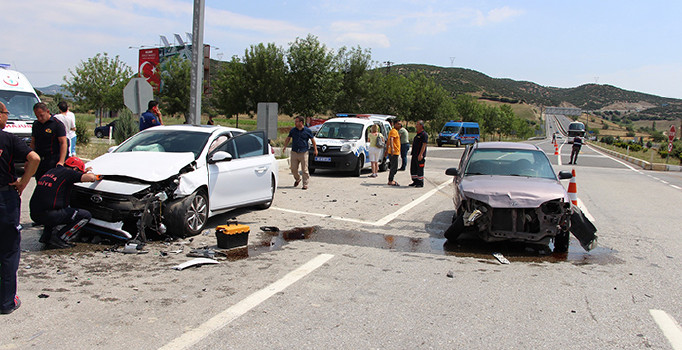 Manisa’da 3 araç birbirine girdi: 8 yaralı