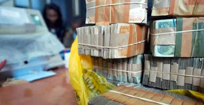 Banka soyguncuları trafikte yakalandı