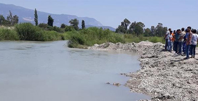 Serinlemek isteyen 10 yaşındaki çocuk çayda boğuldu