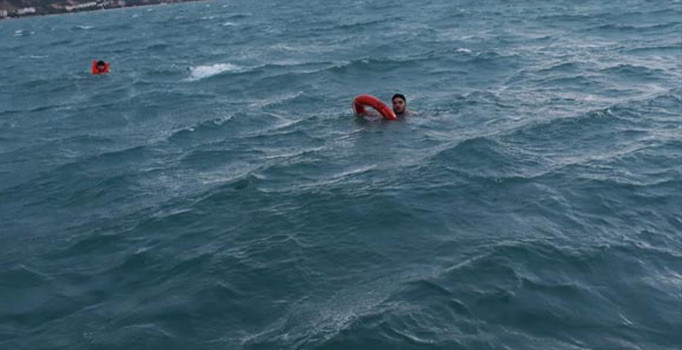 Denizde korku dolu anlar: 4 turist boğulma tehlikesi geçirdi