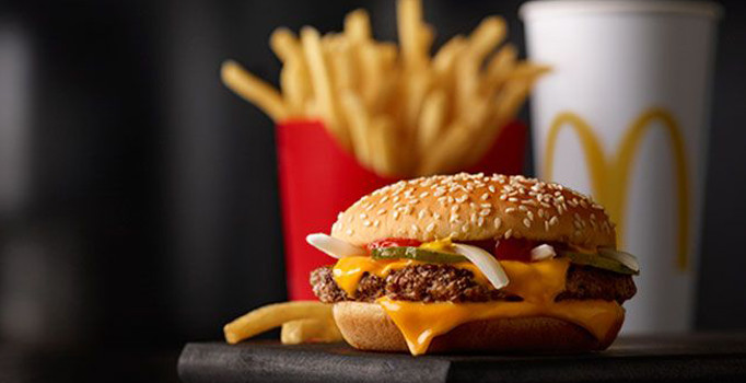 Dünyaca ünlü fast food devi McDonald's plastik yerine kağıt kullanacak