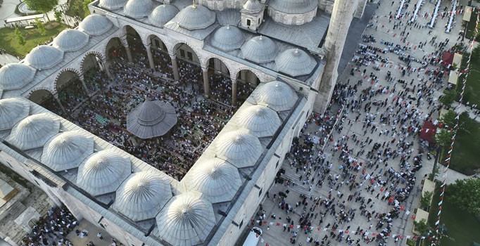Bayram namazı için Fatih Camii'ne akın ettiler