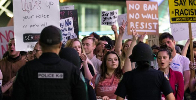 Los Angeles’ta binlerce kişi göçmen yasasını protesto etti