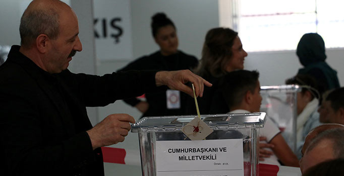 Hollanda'daki Türkler oy kullanmaya başladı