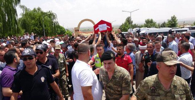 Şanlıurfalı şehidi binlerce kişi son yolculuğuna uğurladı