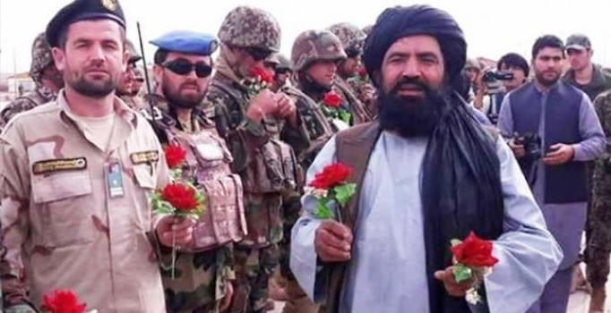 Afganistan'da tarihi anlar: Taliban çiçeklerle Kabil'de